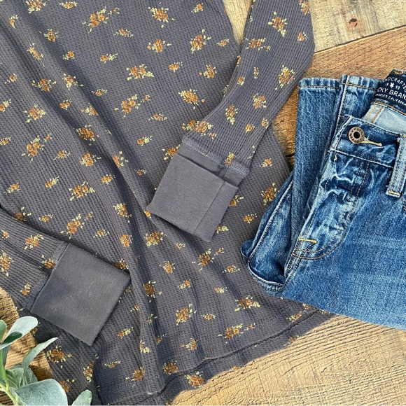 Gray Floral Long Sleeve Waffle Textured Top, GRAPHIC on BACK - Picture 4 of 10